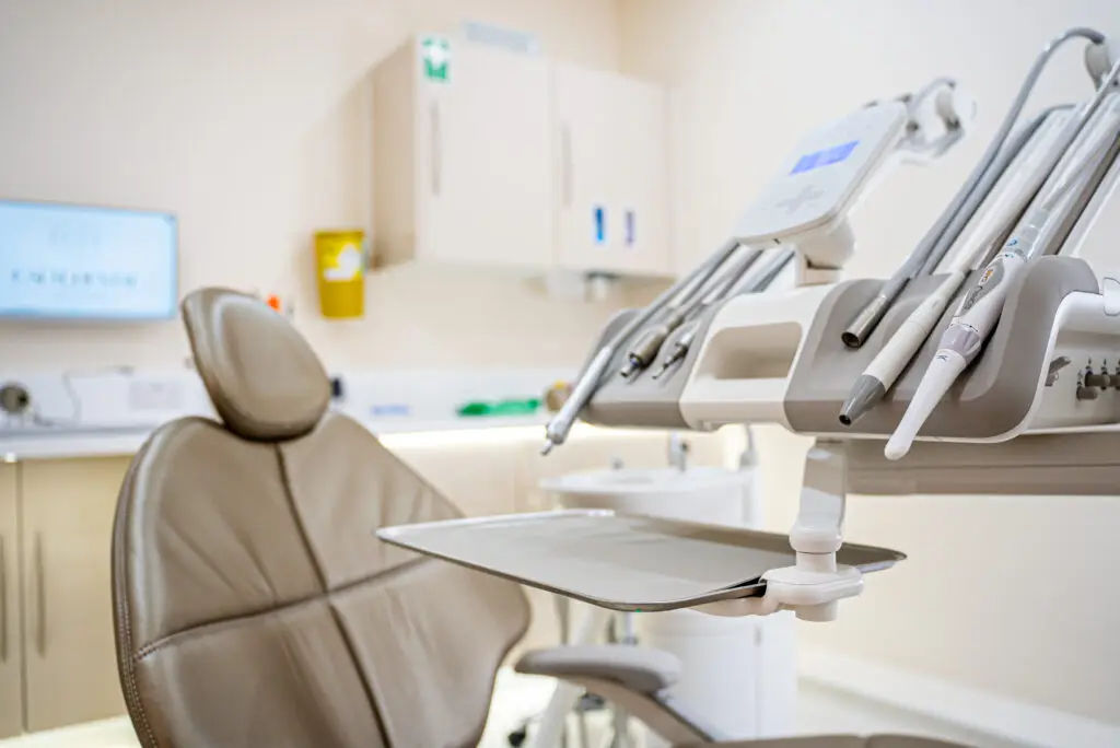 Calm Dental clinic with a comfortable patient Adec chair and advanced dental equipment.